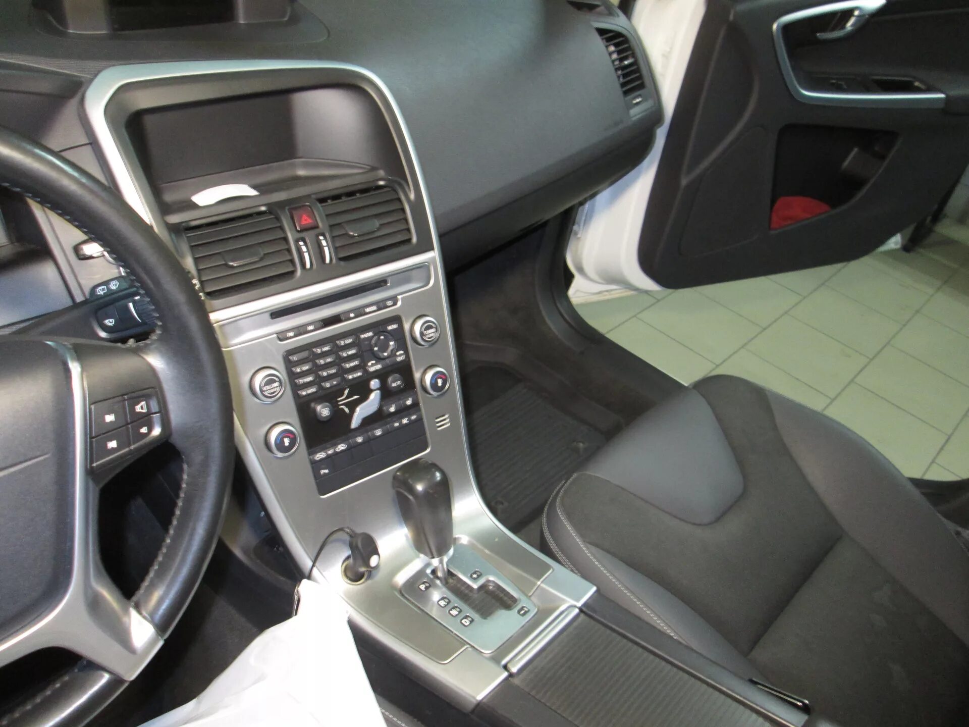 Панель xc60. Центральная консоль вольво хс60 2014. консоль xc60 volvo. парящая панель volvo xc60. volvo xc60 передняя консоль.