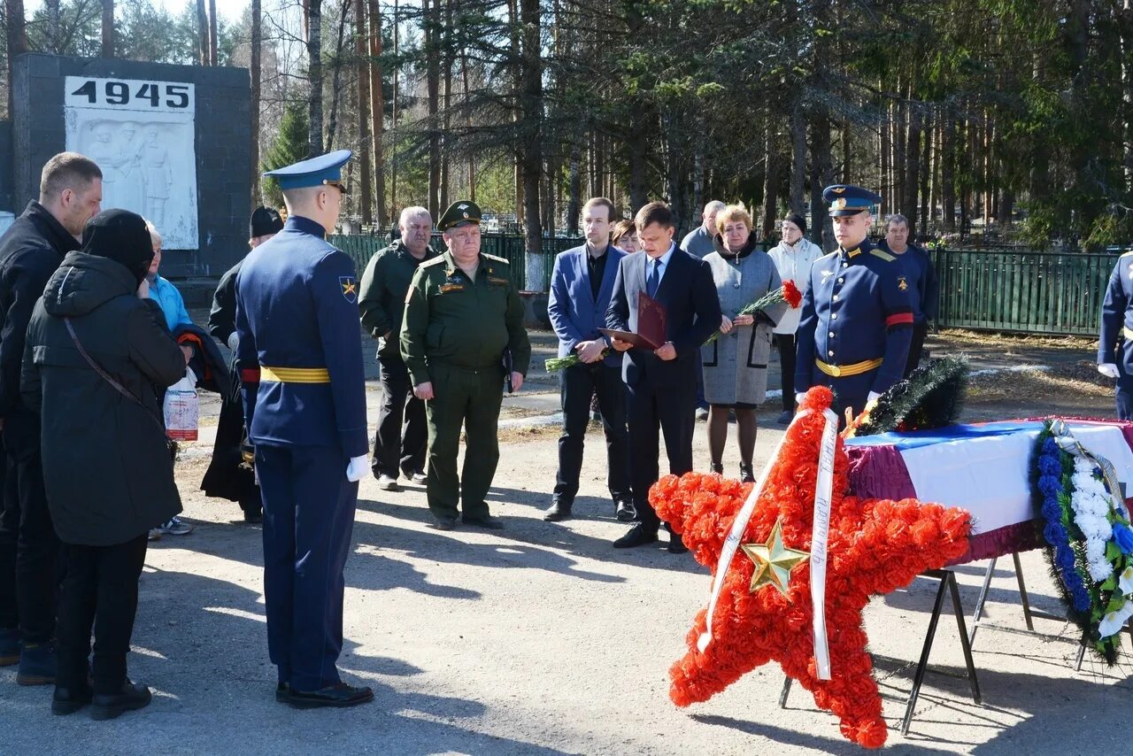 Похороны солдат погибших. Почетный караул. Похороны военнослужащего погибшего. Военное кладбище.