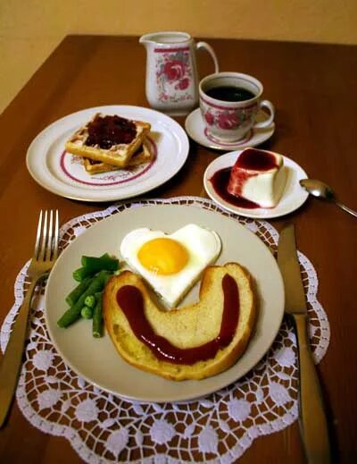 Завтрак для любимого на день рождения. Завтрак любимому. Романтический завтрак для любимого. Завтрак для любимой.