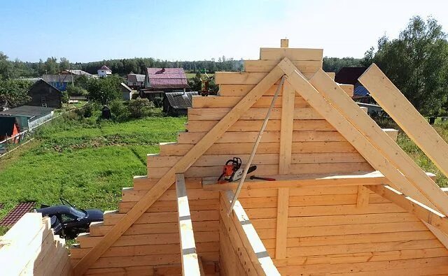 Сделать фронтон из доски. Фронтон из бруса. фронтон из досок. фронтоны деревянных домов. фронтон стропила.
