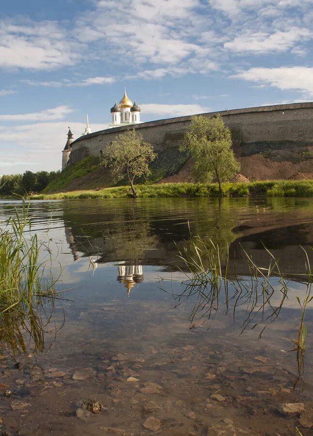 Прогулки по реке псков. Псков река пскова. псков набережная реки великой. загорицы псков река. набережная реки река пскова.