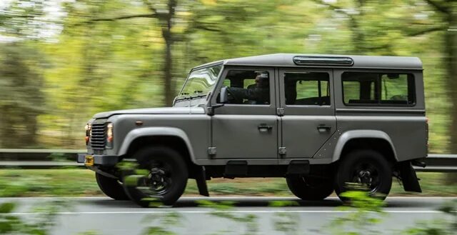 Defender 2000. Дефендер 2000. Defender 110 5 литров. ЛР Дефендер 2011. Ленд Ровер Дефендер 2000 прототип.