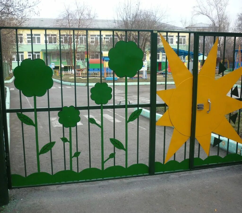 Ворота в детский сад. Детский садик. Ворота в детский сад. Ворота в детском саду фото. Забор для детского сада.