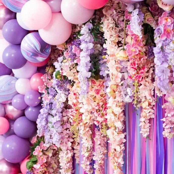 Цветной праздник. Цветы шары. Цветы и шарики. Оформление цветами праздников. Цветы с шарами.