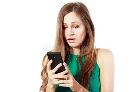 Девушка выключает телефон