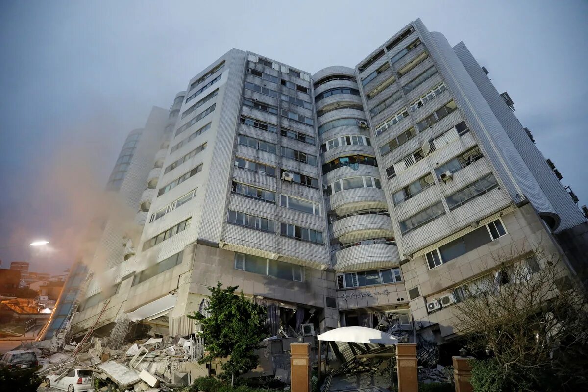 Последствия трещины. Жилой дом Тайвань 1999 землетрясение. Тайвань землетрясение 2018. Тайвань небоскреб землетрясение. Падающий дом.