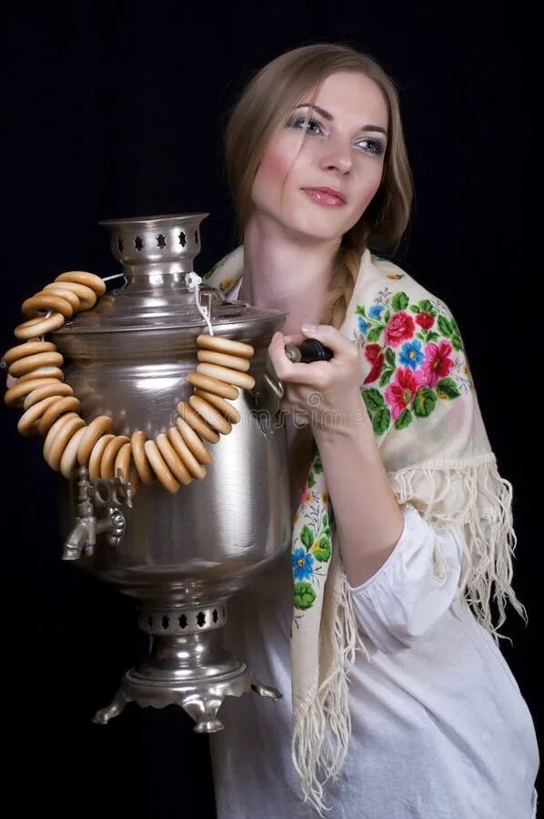Девушка с самоваром. Фотосъемка женщина с самоваром. Баба на самоваре. Девушка в русском национальном костюме с самоваром.