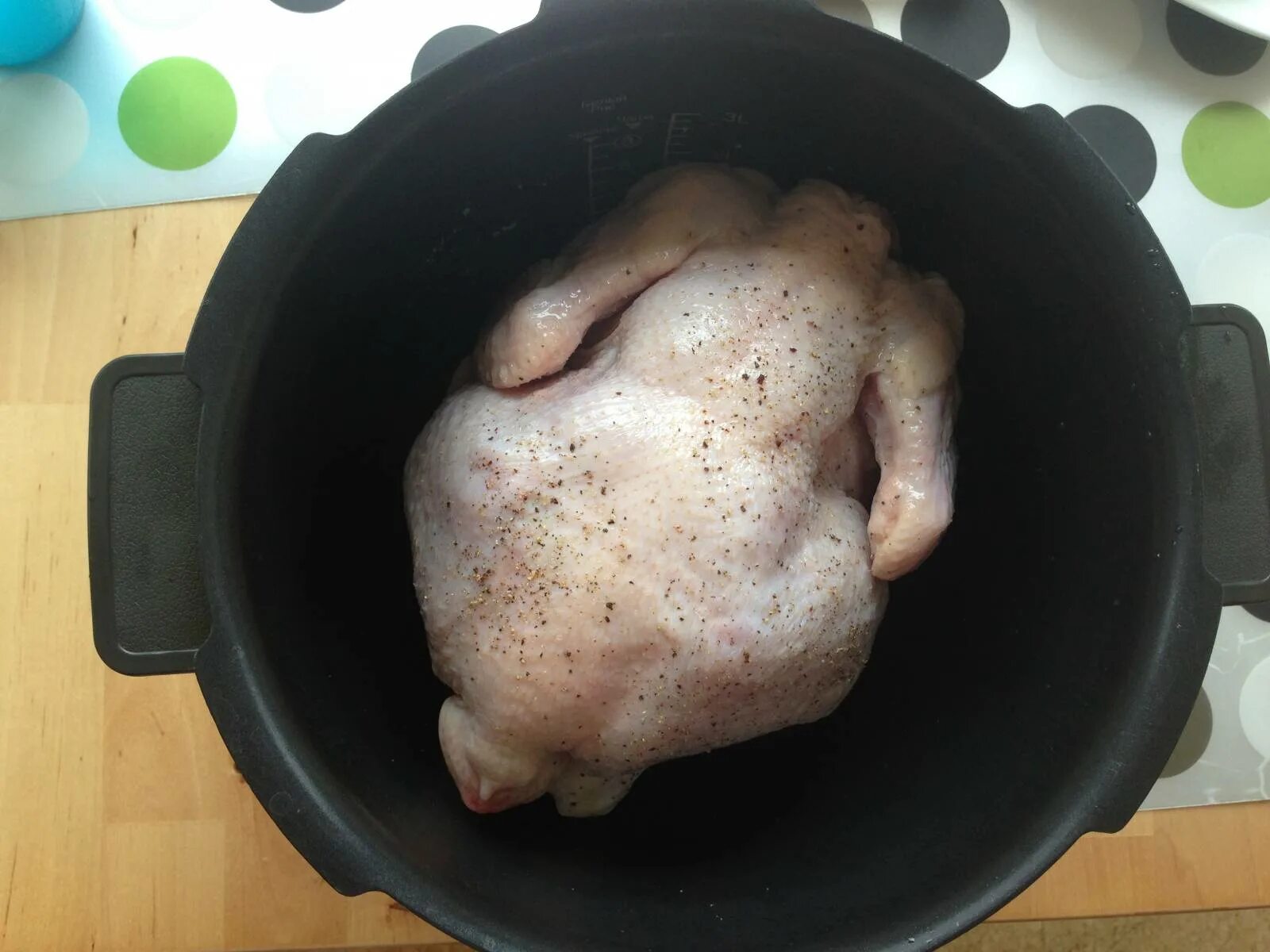 Приготовление курицы в мультиварке рецепты. Курица для готовки. Запеченная целая курица в мультиварке. Жареная курица в мультиварке. Курица целая.
