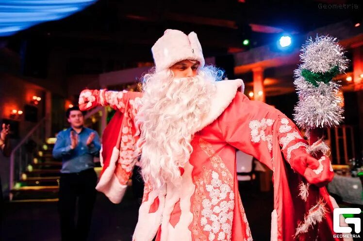 новогодняя дискотека. вечеринка в стиле дедов морозов и снегурочки. новый год дискотека. новогодний корпоратив снегурочка. крутой дед мороз.