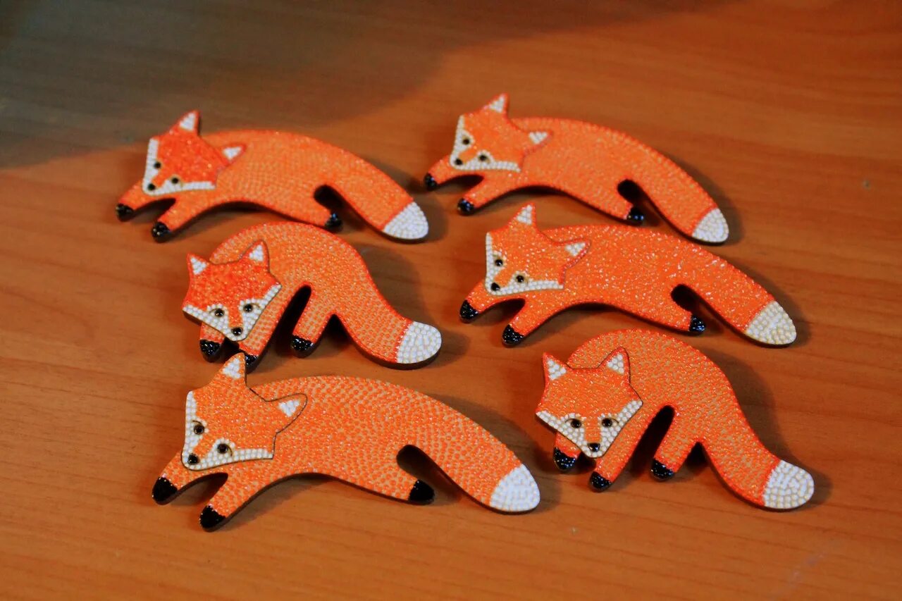 шерстяной зоопарк животные из войлока лиса. лисичка брошь текстильная. хобби лисы. лисы цветные карандаши. лисичка цветными карандашами.