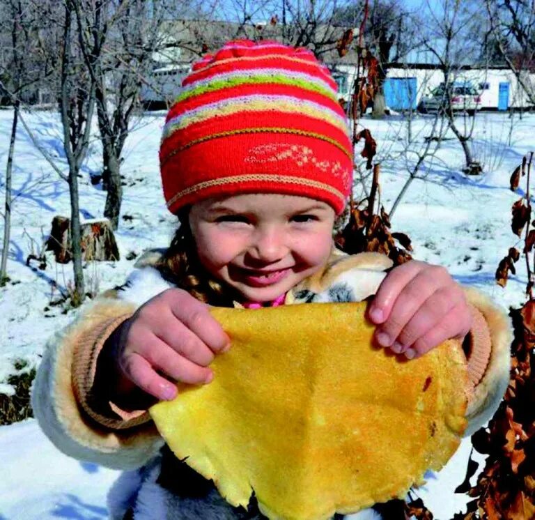 Цветок на шапку мальчику на масленицу. Детям о Масленице. Фотосессия малыша на Масленицу. Фотосессия на Масленицу детей. Масленица фотосессия.