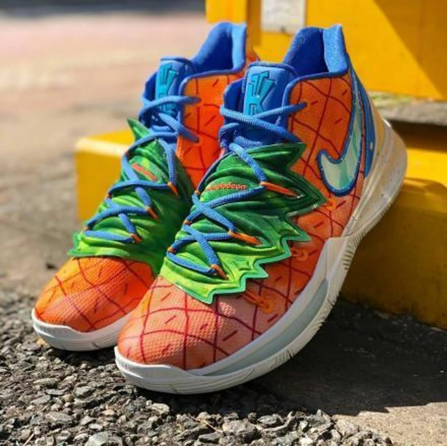 Про кроссовки найк. Nike Kyrie 5 Spongebob. Nike кроссовки Kyrie 5. Кроссовки Nike Kyrie 5 Spongebob. Nike Kyrie 5 Spongebob Squarepants.