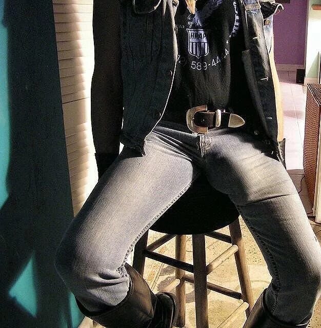 девушка сидит на писюне