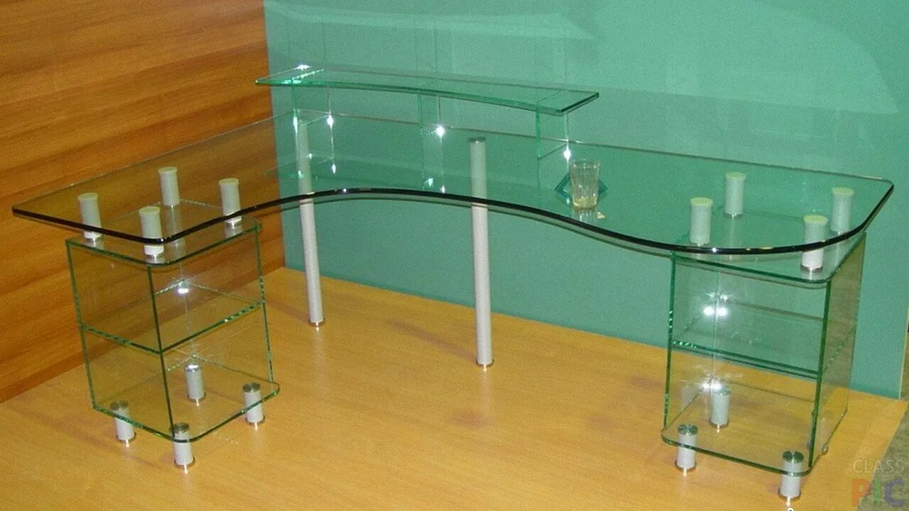 Мебельное стекло купить. Стеклянная компьютерная подставка. Стеклянный рабочий стол. Монтаж стеклянного стола. Стол из оргстекла.