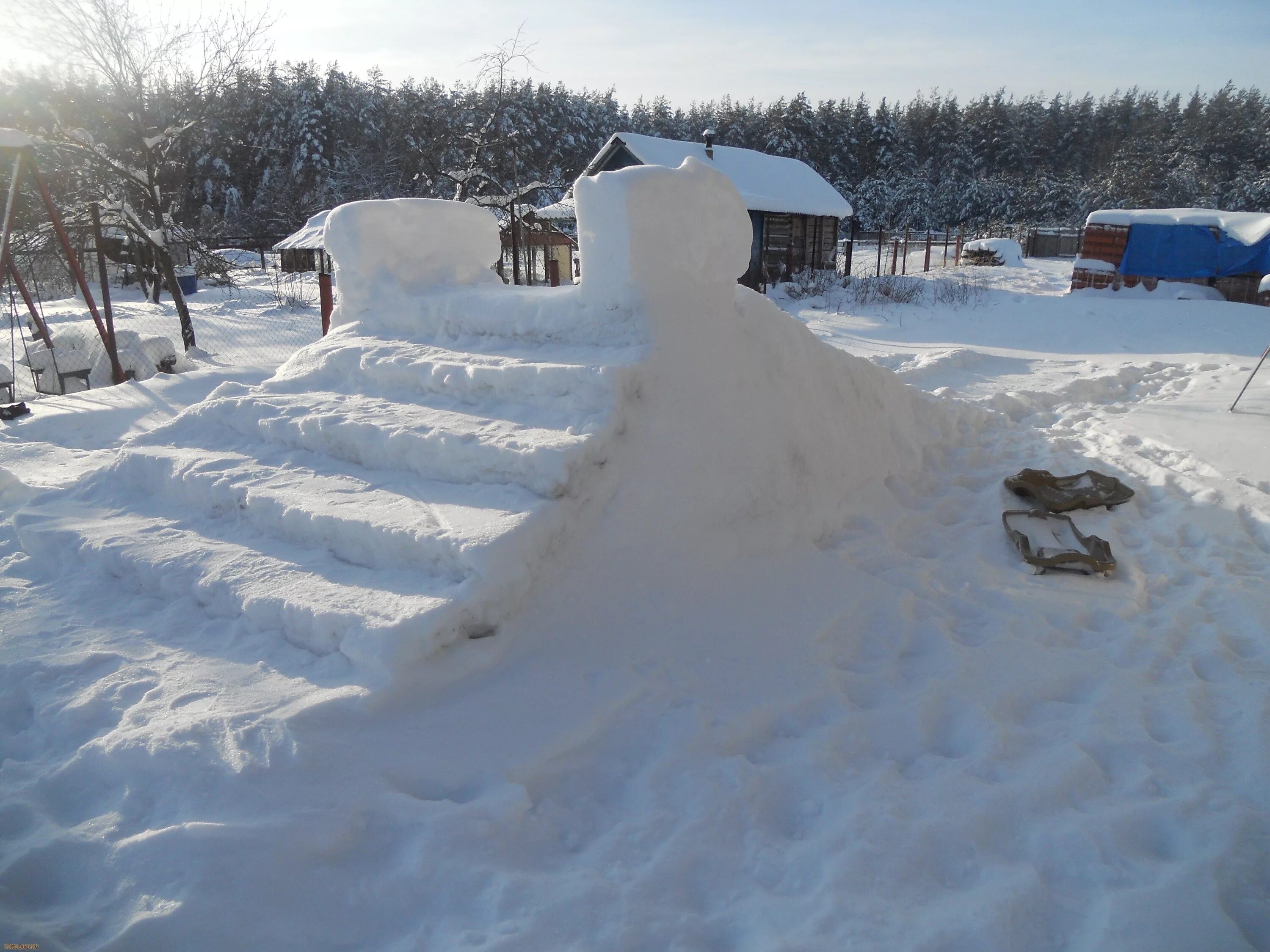 Ледяные горки во дворе. Горка снежная для детей. Строим снежную горку во дворе. Снежная горка в детском саду. Снежные горки во дворе.