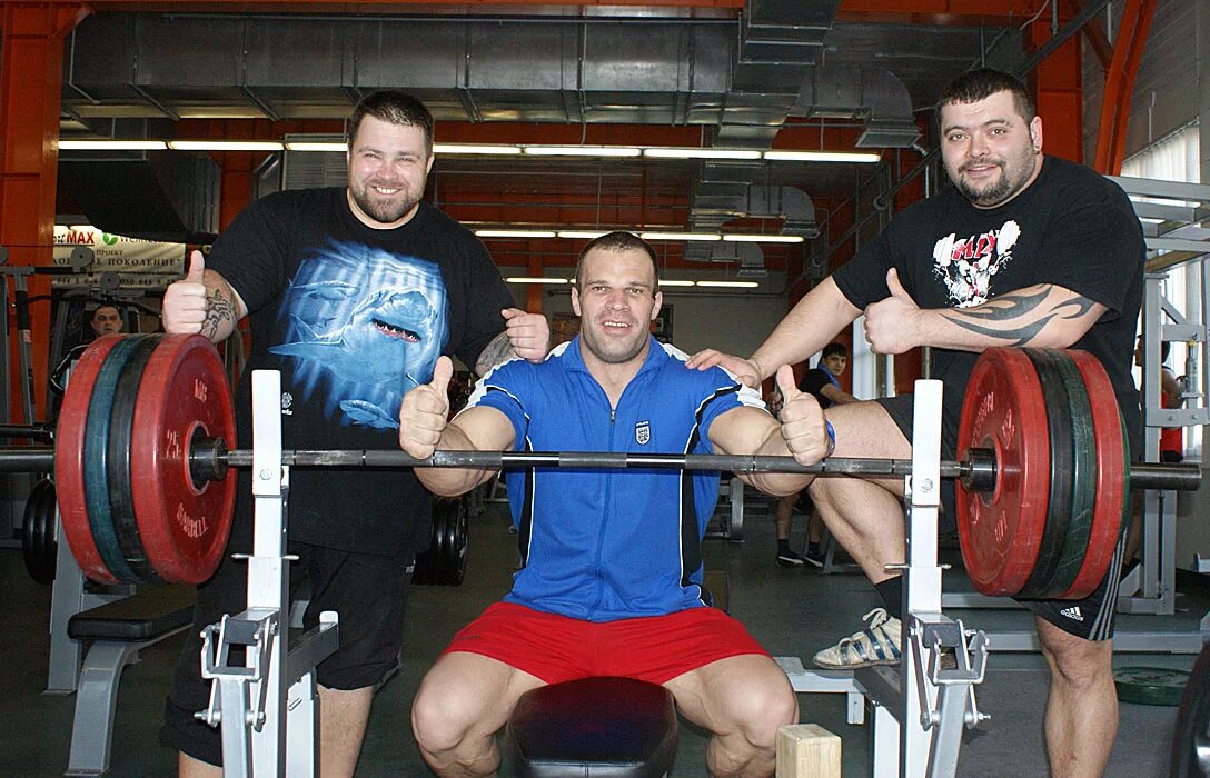 Энди бейкер пауэрлифтинг. Пауэрлифтинг в зале. Павел леонов пауэрлифтинг. Джимми колб жим лежа. Джимми колб.