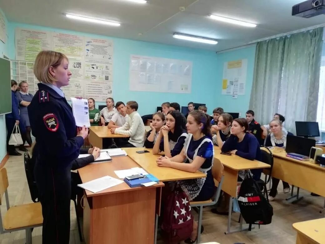 Профилактическая беседа инспектора. Полиция в школе беседа. Профилактическая беседа с подростками. Беседа с полицией. Беседа с подростками в школе.