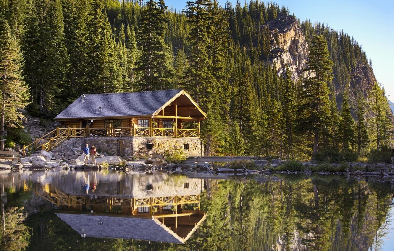 Красивые дома у озера. Штат Монтана домик у озера. Фахверк Швейцария горы озеро лес. Лес горы штат Монтана домик у озера. Дом Уилла Смита озеро.