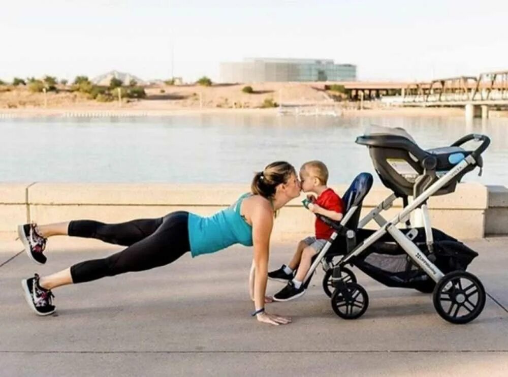 Спортивная мама с коляской. Спортивные молодые мамы. Фитнес с коляской для мам. Спортивная мама с ребенком.