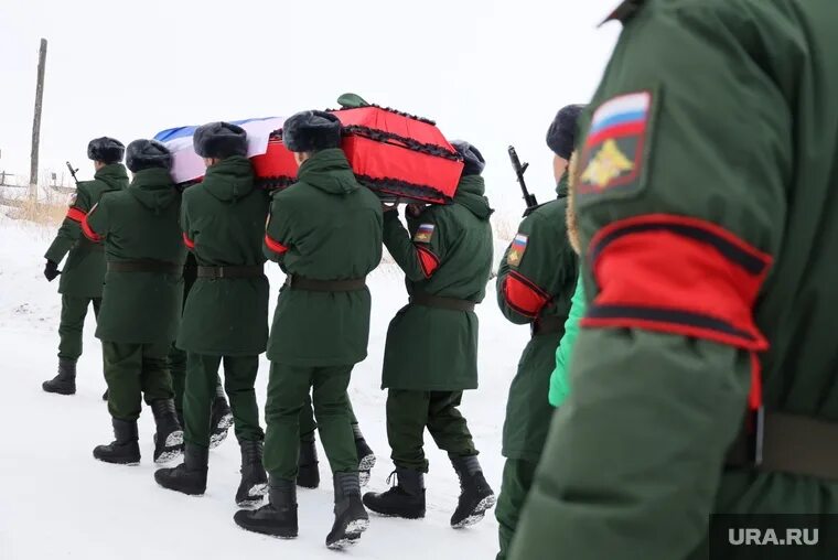 Выплата родственникам погибших военнослужащих. Фото солдат спецоперации. Похороны с воинскими почестями фото. Выплаты семьям погибших на спецоперации.