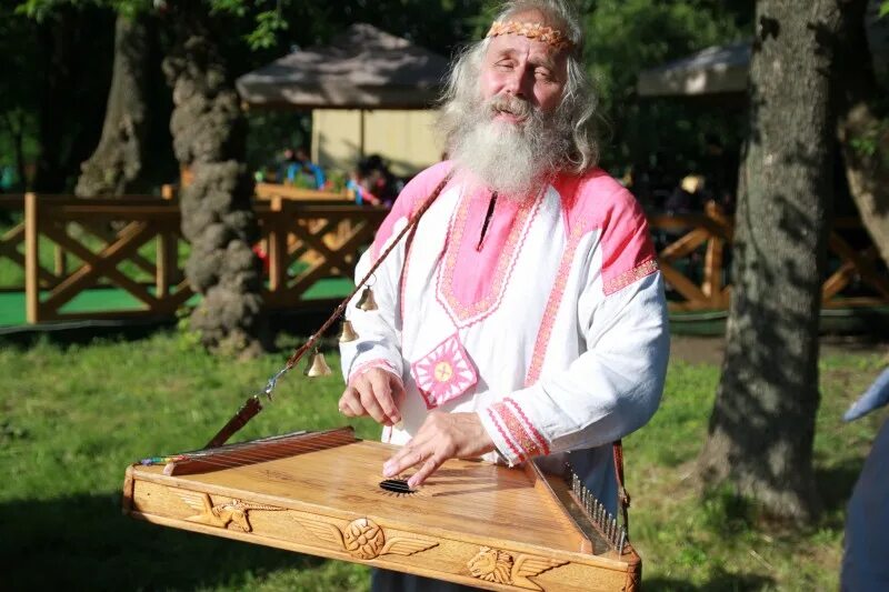 На каком инструменте играли певцы сказители