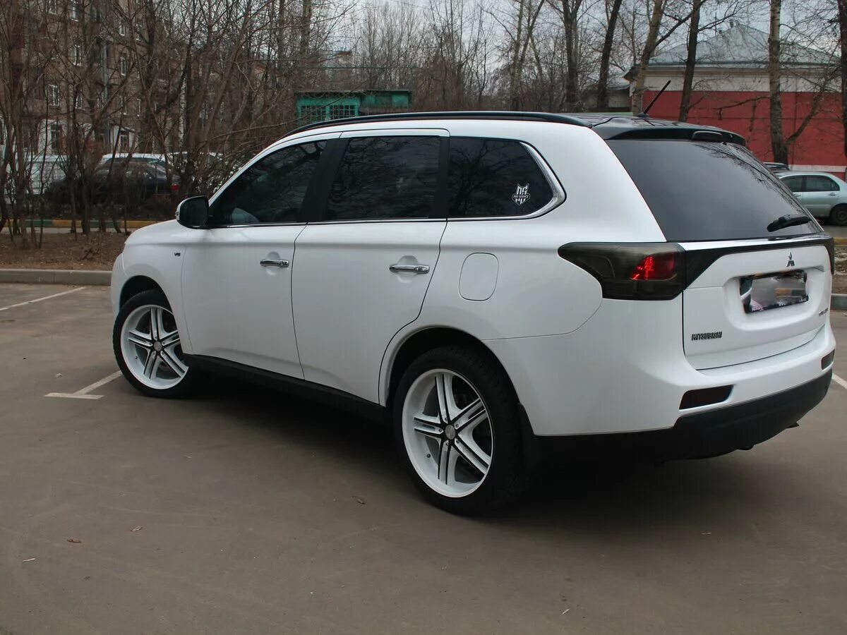 Митсубиси аутлендер 3.0 купить. Mitsubishi Outlander 2013 на r18. Mitsubishi Outlander 2013 белый. Митсубиси Аутлендер 3. Mitsubishi Outlander 2013 3.0.