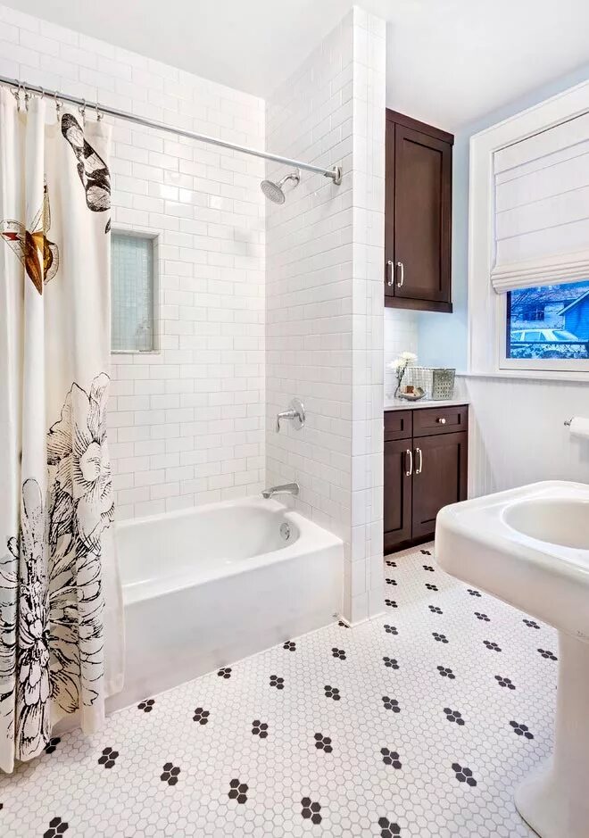 Ванные комнаты плитка. Ванная комната с белой плиткой. Белая плитка в ванной. Вагная с белым кафелем. Белая плитка на пол в ванной