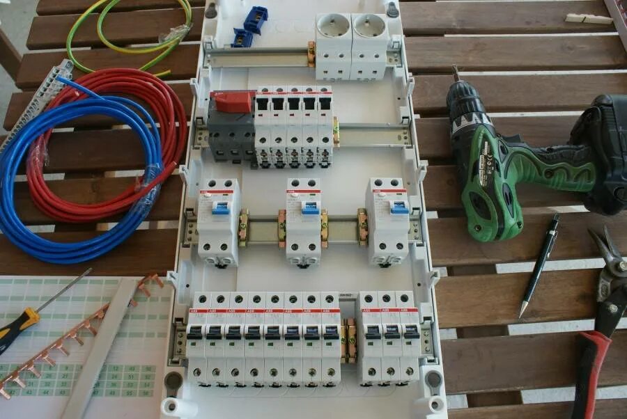 Заказать сборку на дому. Сборка щита электрического. Электрика щиток. Щиток электрический сборка. Сборка и монтаж электрощита.
