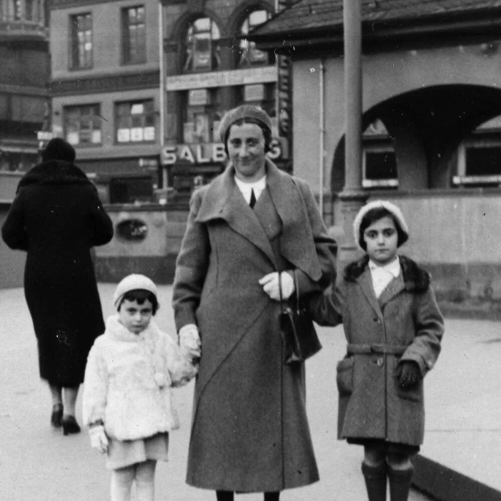 Если бы принцессы диснея были мамами. Anna and her family. Anna and her family. Anna and her family. Margot frank.