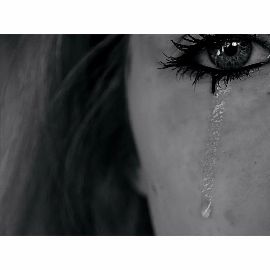 Плачущие глаза. Девушка с грустными глазами. Глаз со слезой. Плачущий глаз девушки. Плачущий глаз девушки.