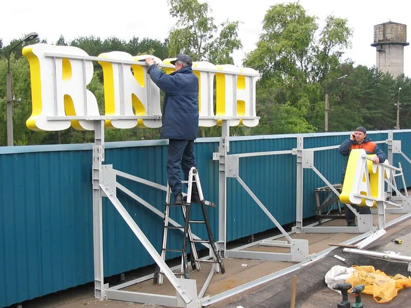 Промышленый альпинизм. Монтажник вентилируемых фасадов. Монтажник ростов на дону. Каска строителя. Монтажник ростов на дону.
