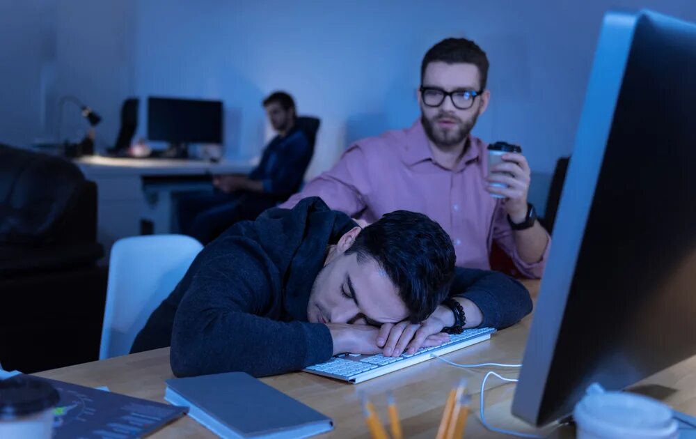 Картинка работа ночью. Работа в ночную смену. человек работает в ночную смену. фотографии работы в ночную смену. человек спит ночью на работе.