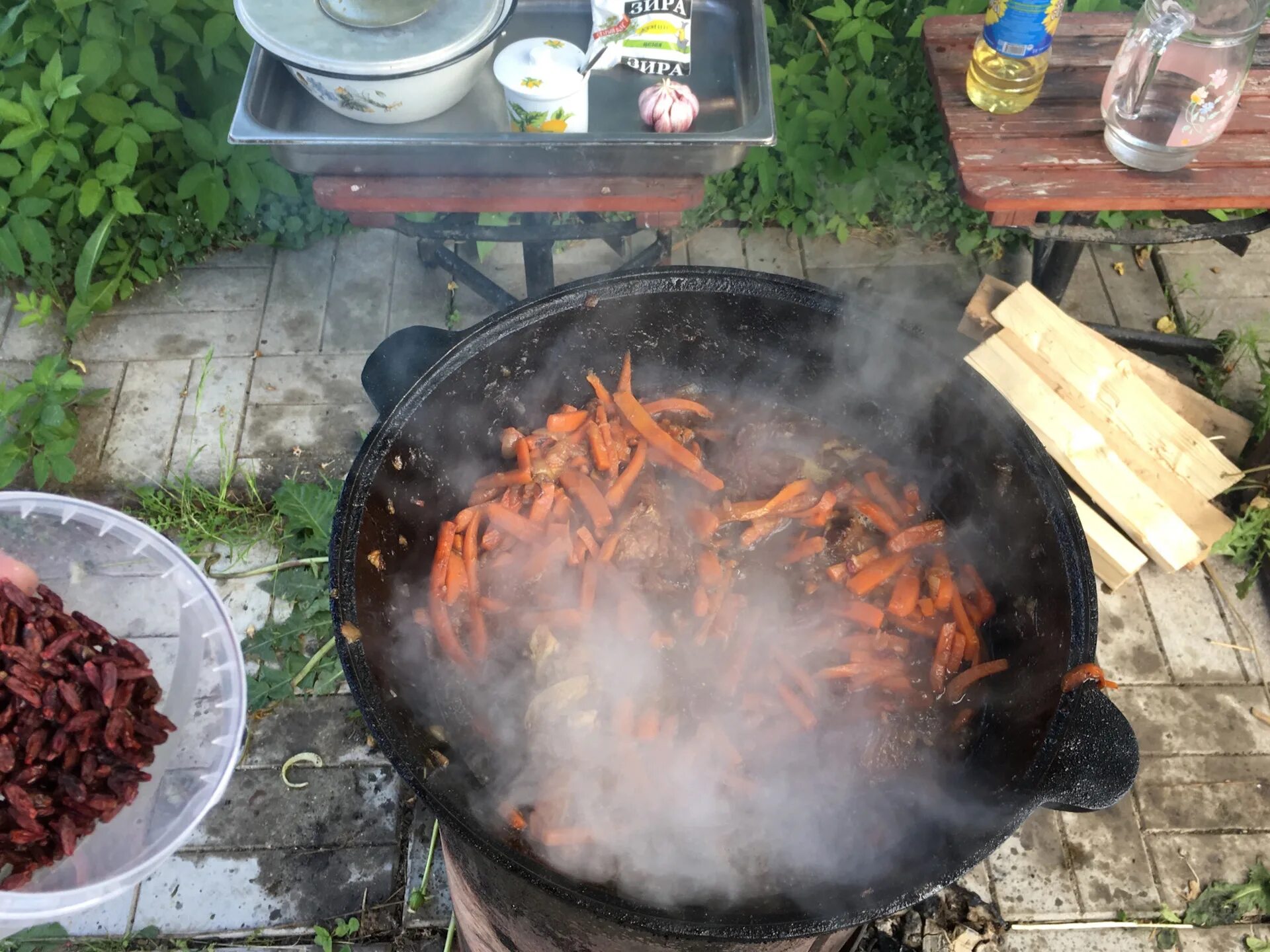 Казаны вкусно. Казан из меда. Плов сгорел. Оборудование для плова на улице. Плов в казане с барбарисом на мангале.