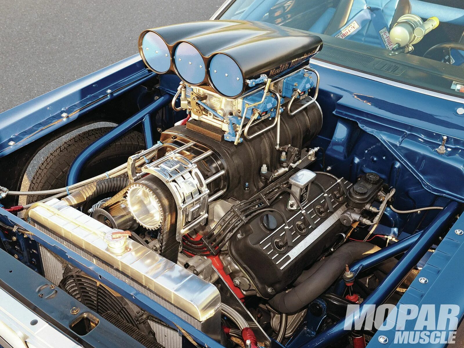 Зачем автомобилю двигатель. Dodge Charger 1969 с мощным двигателем. V8 Hemi карбюратор. Нагнетатель Hemi. Движок Челленджер v8.