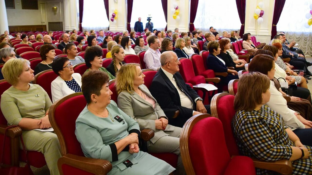 День учителя награждения учителей Челябинской области. Фото награждения педагогов сегодня на коллегии в космосе. Самый долгий учитель в Челябинской области в Миассе.