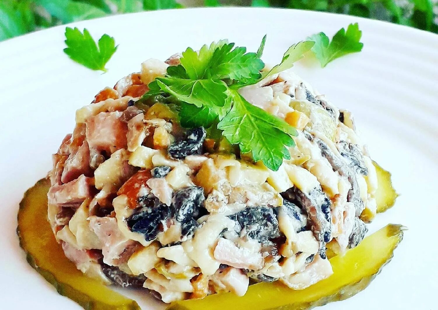 Куриная грудка копченая с капустой. Салат с копчёной курицей. Салат с копчёной курицей и грибами. Вкусный салат с копченой курицей. Салат из копчёной курицы с грибами.