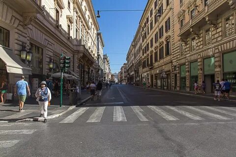 Улица Виа дель Корсо в Риме.