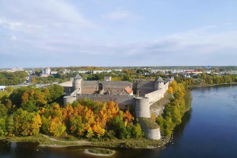 Село нарвская. Крепость нарва. нарва замок северный двор. крепость нарва и ивангород. нарвская крепость музей.