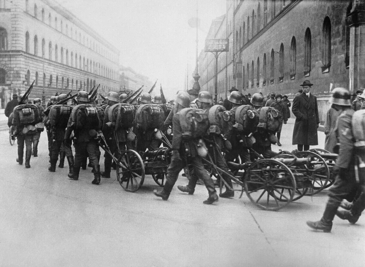 Что такое пивной путч. Пивной путч в германии в 1923 г. пивной путч в мюнхене 1923. 1923 г. – пивной путч в мюнхене.. гитлер пивной путч.
