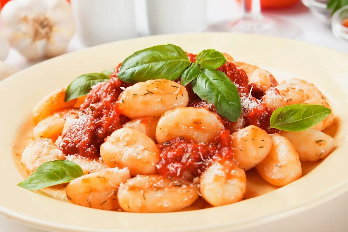 Gnocchi) — итальянские клецки,. Ньокки с картошкой. Gnocchi au gorgonzola. Галушки с колбасой. Клёцки по итальянски.