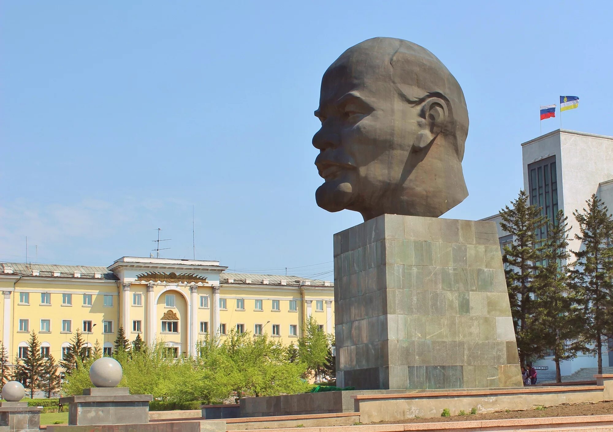 Ленин в улан. Памятник Ленину (Улан-Удэ). Голова Ленина в Улан-Удэ. Улан-Удэ площадь советов голова Ленина. Бурятия Улан Удэ голова Ленина.