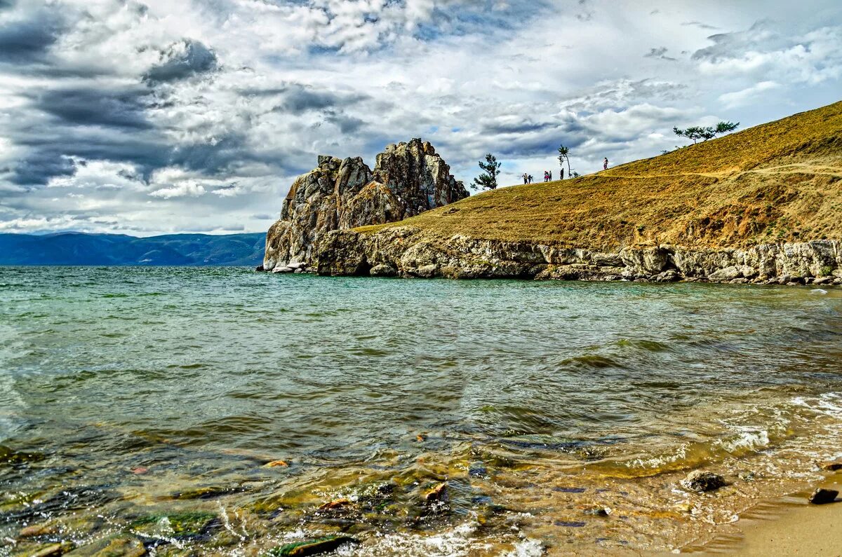 Большой остров байкала. Озеро Байкал остров Ольхон. Озеро Ольхон на Байкале. Ольхон Байкал остров на острове. Полуостров Ольхон на Байкале.