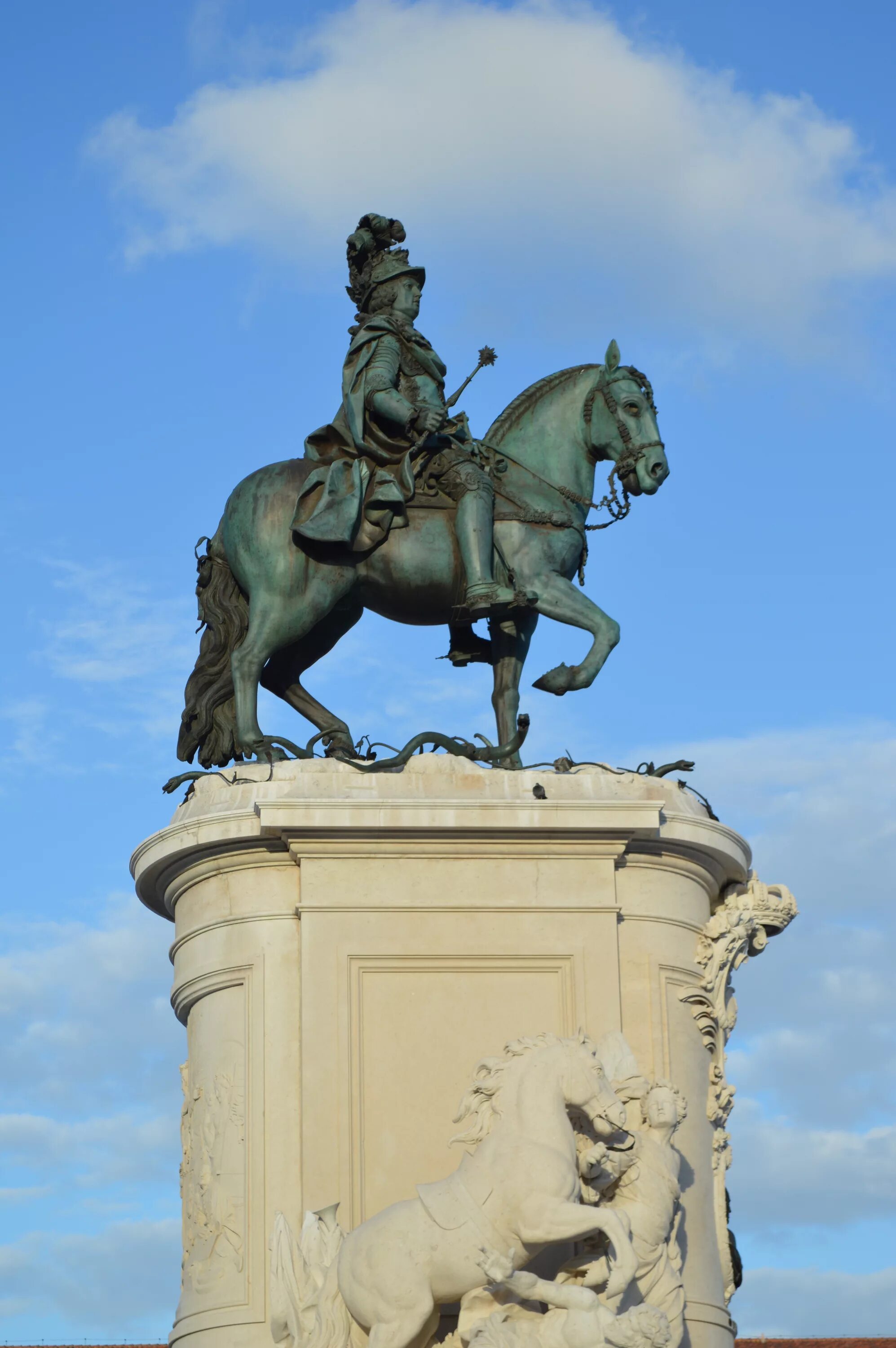 Скульптура на коне. Памятник на коне. Всадник скульптура.