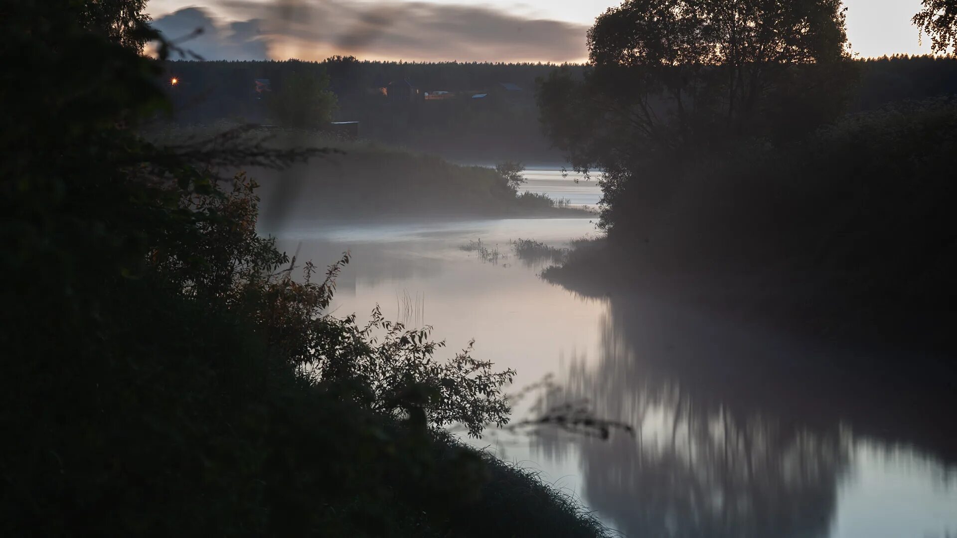 Ночная река слова. Речка ночью. Туман река ночь. Река д. Ночные туманные реки.
