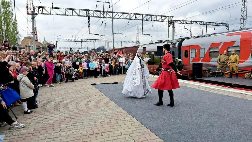 Ретро поезд. Ретро поезд победа. Поезд прибывает на вокзал. Тематические поезда. Поезда по станции минеральные воды