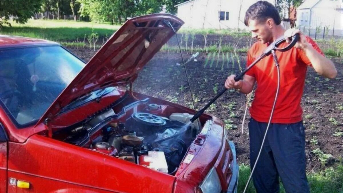 Мойка двигателя керхером. Помыть двигатель автомобиля. Помыть мотор автомобиля. Помыть мотор автомобиля карчеров. Можно мыть двигатель керхером