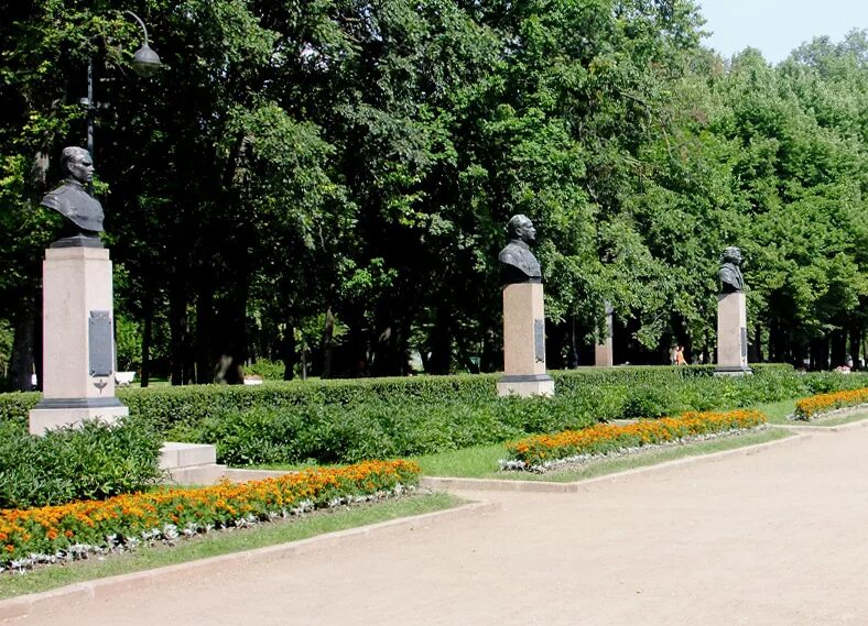 Московский парк победы санкт петербург аллея героев. Московский парк Победы аллея героев. Парк Победы СПБ аллея героев. Аллея героев в парке Победы. Парк Победы СПБ аллея славы.