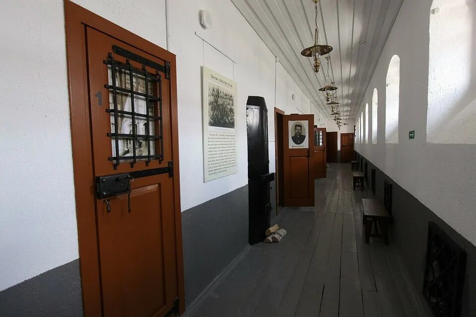 Камера в чернышевском. Тобольск тюрьма музей. Тобольская тюрьма музей хостел. Тобольская пересыльная тюрьма.