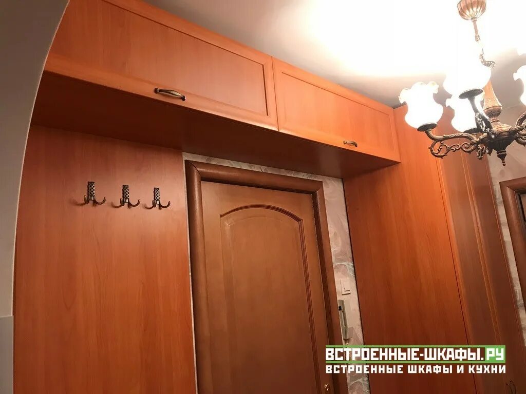 Шкаф вокруг двери. Шкаф над дверью в прихожей. Шкаф вокруг двери в прихожей. Шкаф в коридор. Прихожая со встроенным шкафом.
