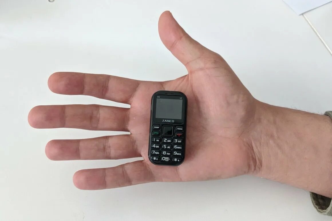 Фотография маленького телефона. Tiny t2. Занко т1. Самый маленький сотовый телефон. Самый маленький мобильник.